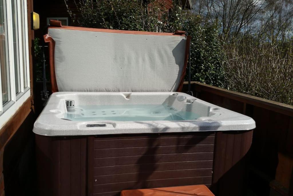 Luxury Peak District Lodge, Hot Tub, Log Burner, Nr Lake Rudyard Extérieur photo